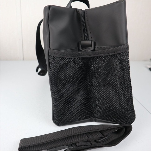 RAINS Trail Gym Bag 🖤 Black 🖤 water resistant 🖤 NWT - Picture 8 of 10